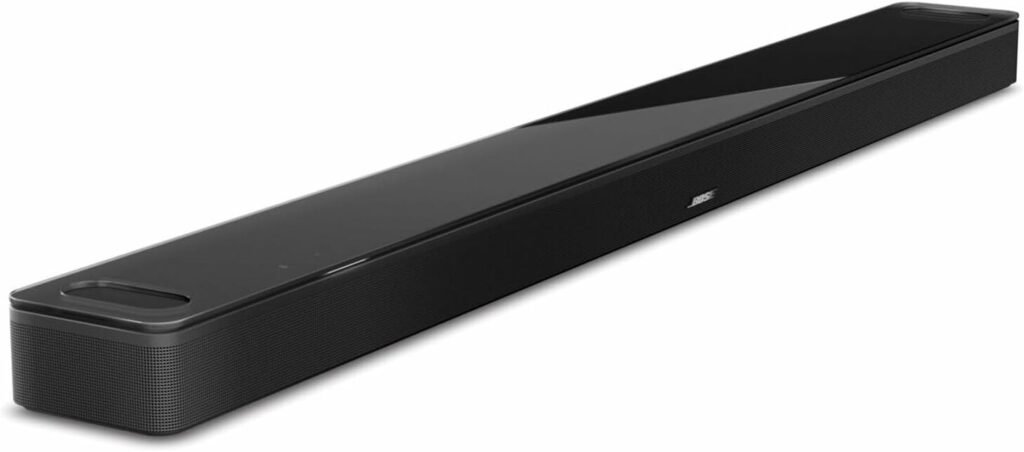 Bose Smart Ultra Soundbar mit Glasoberfläche in modernem Wohnzimmer Bose Smart Ultra Soundbar mit Glasoberfläche in modernem Wohnzimmer