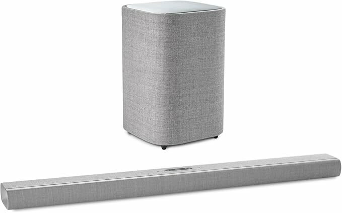 Harman Kardon Citation MultiBeam 1100 mit Wollbezug in elegantem Wohnzimmer Harman Kardon Citation MultiBeam 1100 mit Wollbezug in elegantem Wohnzimmer